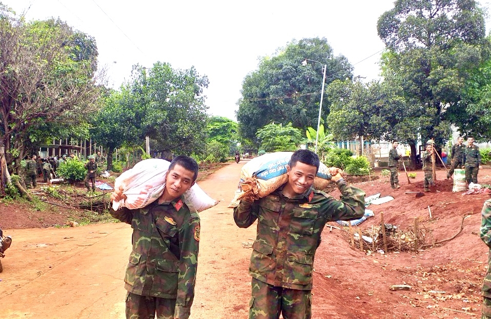 Niềm vui của các chiến sĩ Trung đoàn 48 (Sư đoàn 320) khi giúp đỡ người dân xã Ia Lang (huyện Đức Cơ)