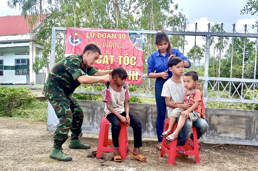 Trẻ em ở làng Đê Bơ Tưk (xã Đak Jơ Ta, huyện Mang Yang) được các chiến sĩ, thanh niên cắt tóc miễn phí