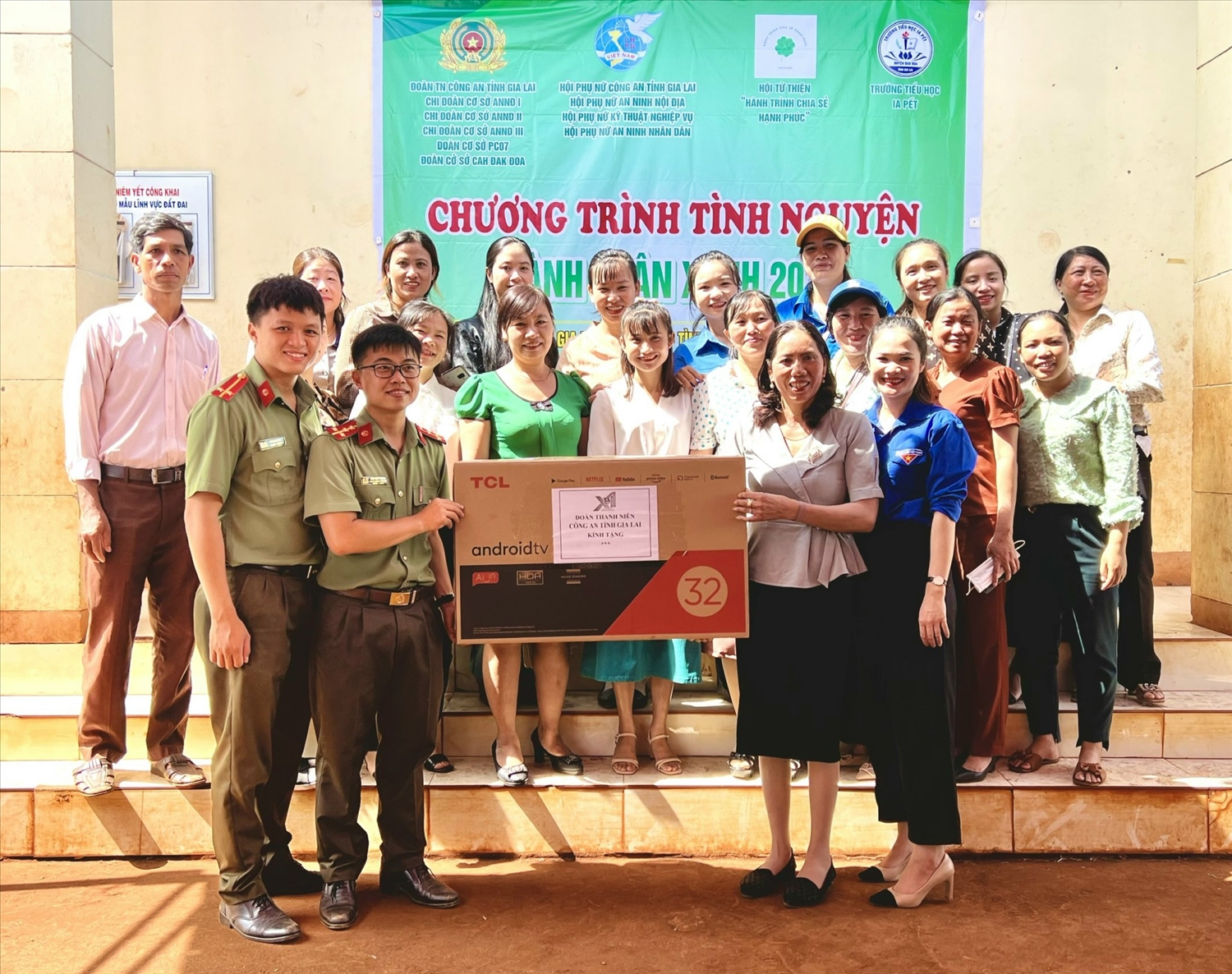 Đoàn Thanh niên Công an tỉnh tặng ti vi cho Trường Tiểu học số 1 Ia Băng (xã Ia Băng, huyện Đak Đoa)