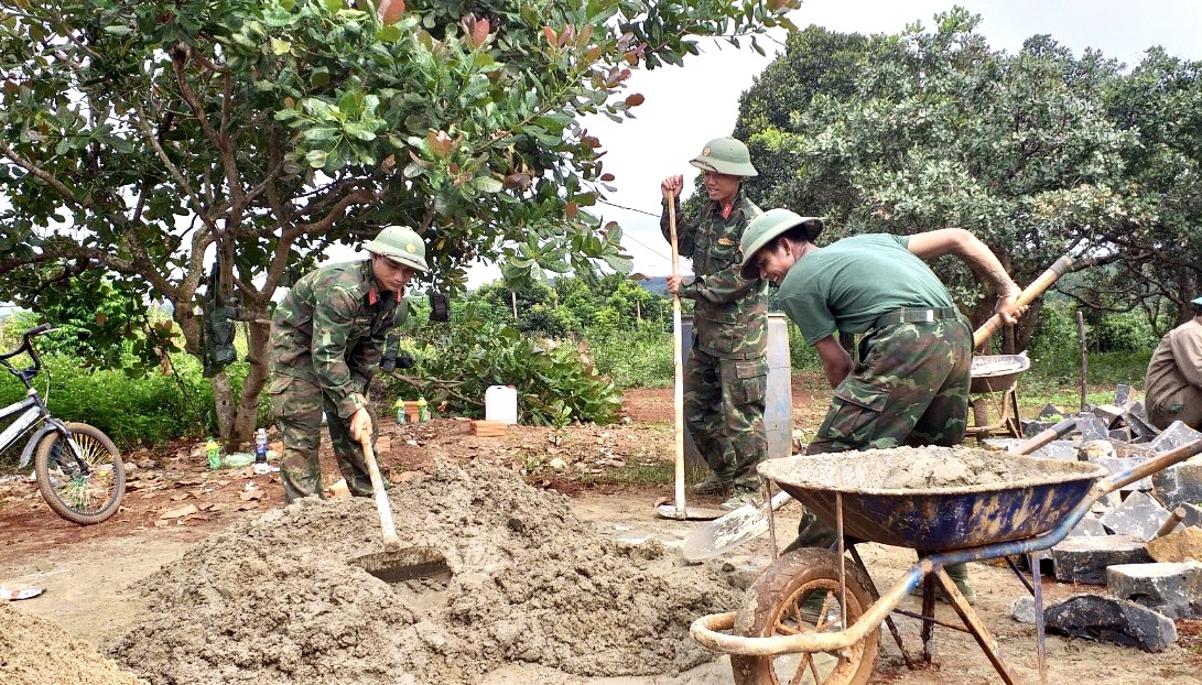 Các chiến sĩ Trung đoàn 48 (Sư đoàn 320) xây nhà “đại đoàn kết” cho người dân ở xã Ia Lang (huyện Đức Cơ)