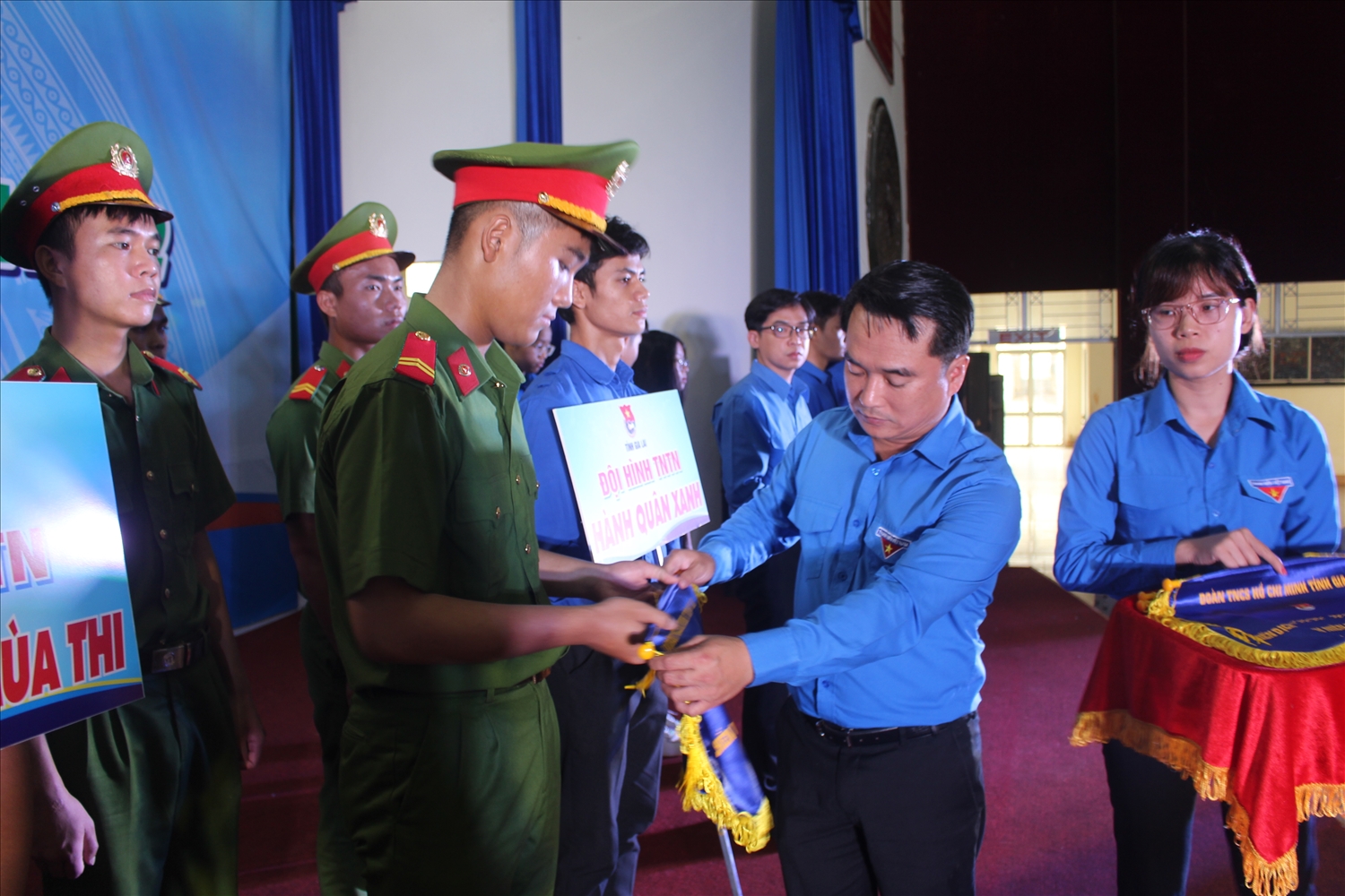 Anh Đỗ Duy Nam - Phó Bí thư Tỉnh Đoàn Gia Lai, Chỉ huy trưởng Chiến dịch Thanh niên tình nguyện hè năm 2022 tặng cờ lưu niệm cho đội hình thanh niên tình nguyện Hành quân xanh