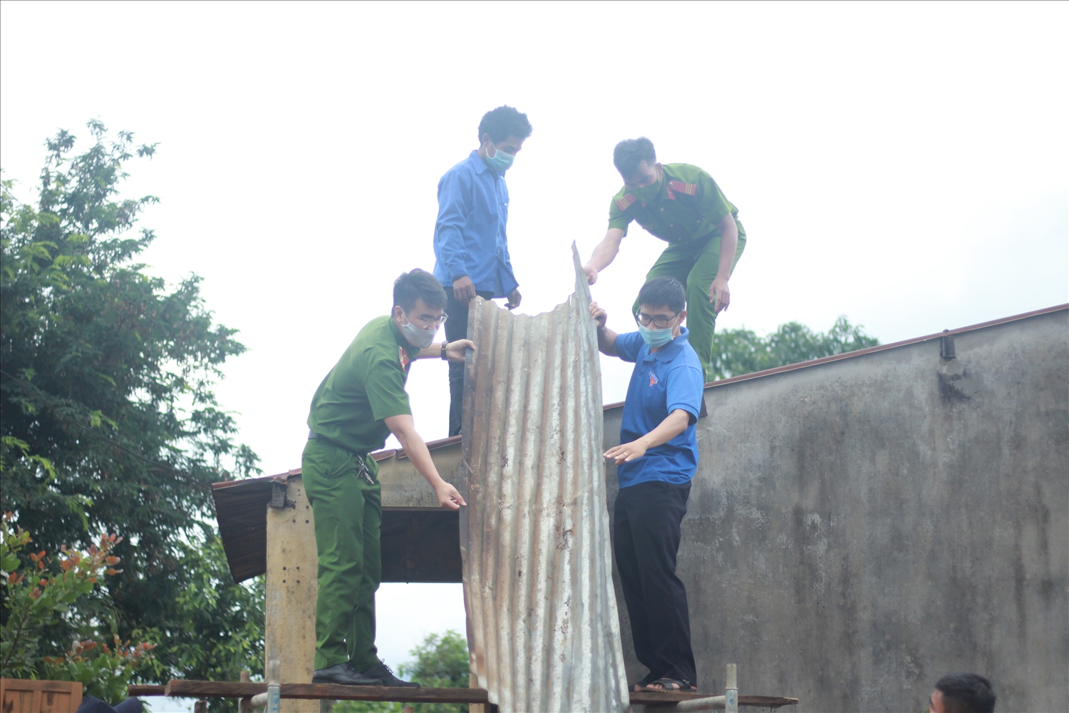 Đoàn viên, thanh niên Công an huyện Chư Păh hỗ trợ sữa chữa nhà ở cho người dân xã Ia Kreng (huyện Chư Păh)
