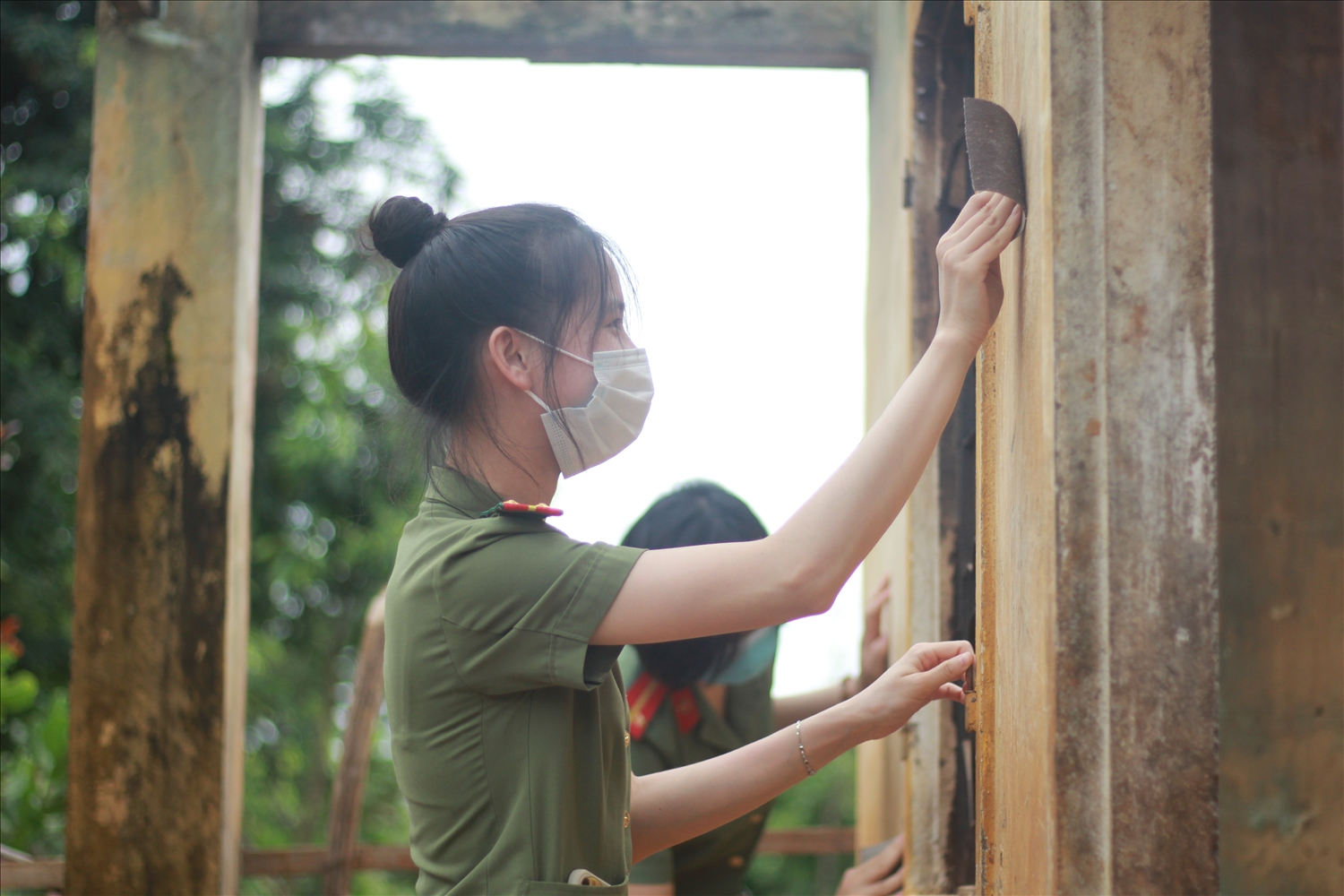 Nữ chiến sĩ Công an huyện Chư Păh hỗ trợ sữa chữa nhà ở cho người dân xã Ia Kreng (huyện Chư Păh)