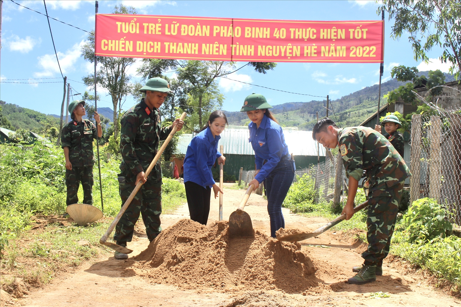 Các chiến sĩ Tiểu đoàn 2 (Lữ đoàn Pháo binh 40, Quân đoàn 3) cùng đoàn viên, thanh niên chung sức sửa chữa giọt nước cho bà con làng Đê Bơ Tưk (xã Đak Jơ Ta, huyện Mang Yang)
