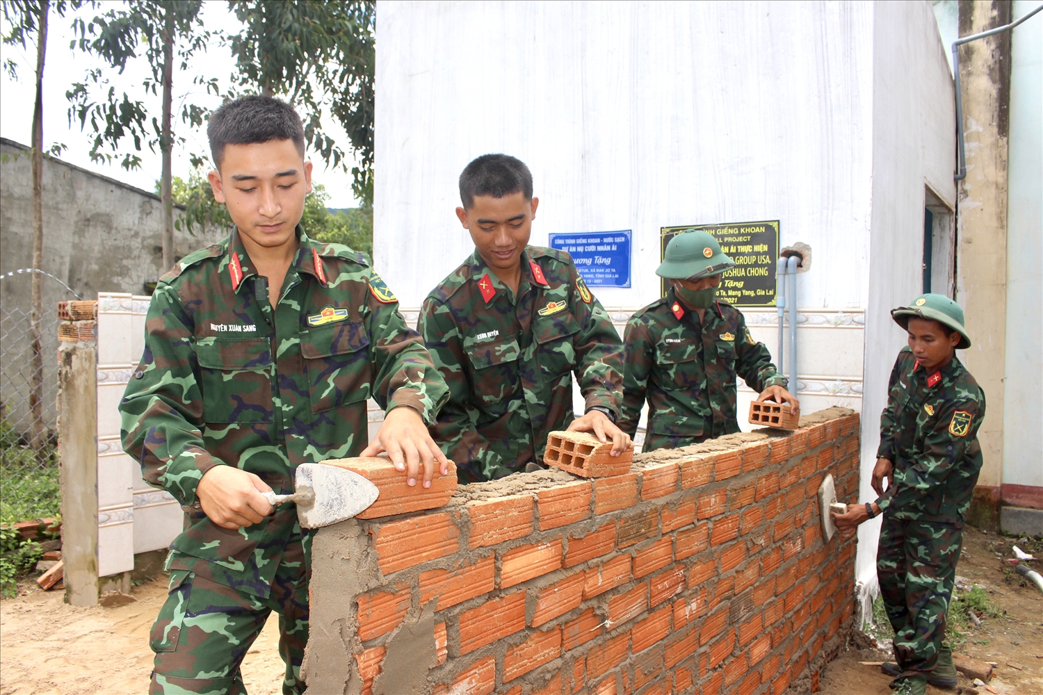 Các chiến sĩ Tiểu đoàn 2 (Lữ đoàn Pháo binh 40) hành quân thực hiện các công trình, phần việc tại làng Đê Bơ Tưk (xã Đak Jơ Ta, huyện Mang Yang)