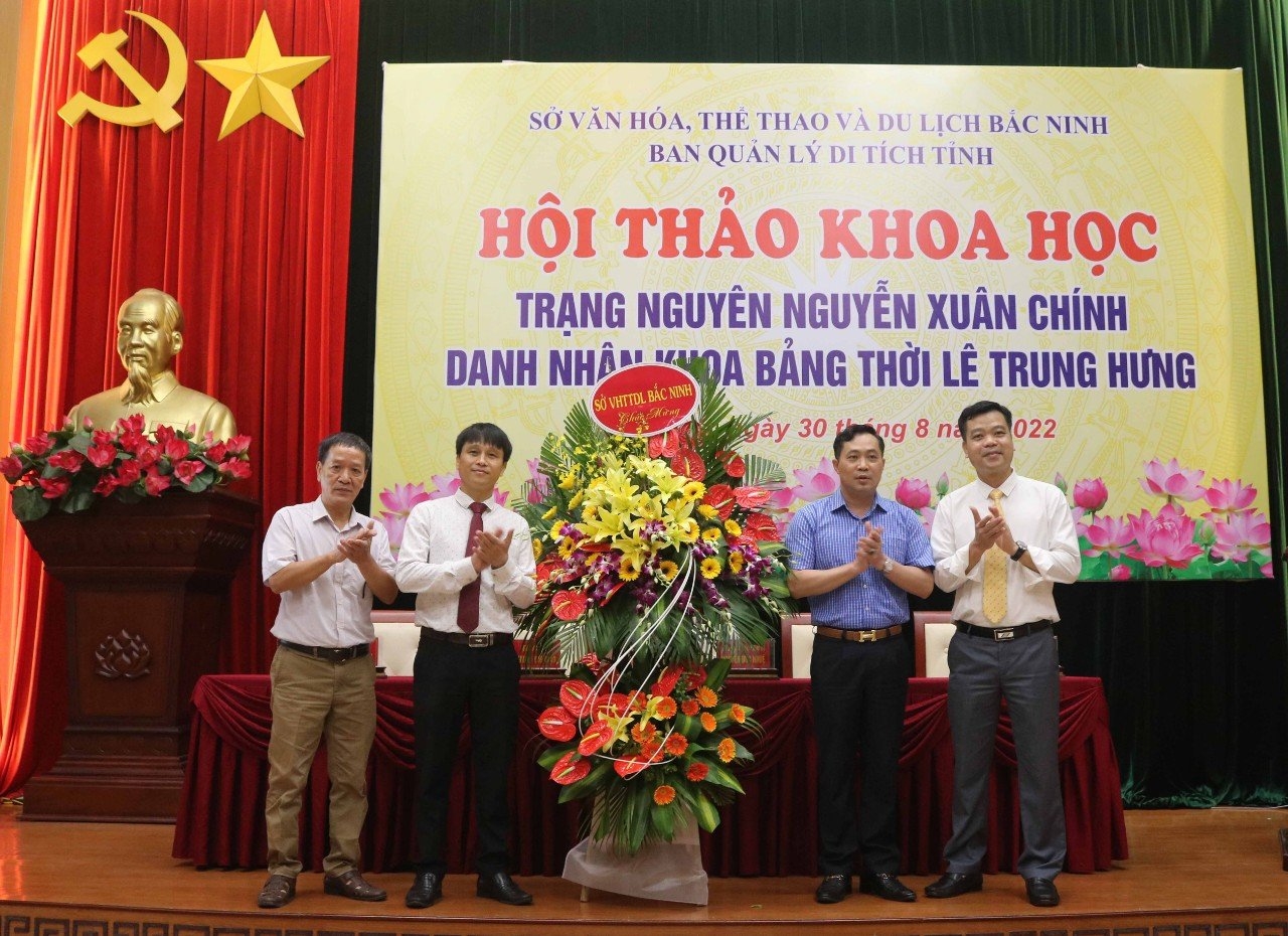 Ông Trịnh Hữu Hùng, Giám đốc Sở Văn hóa Thể thao và Du lịch Bắc Ninh tặng hoa chúc mừng Hội thảo