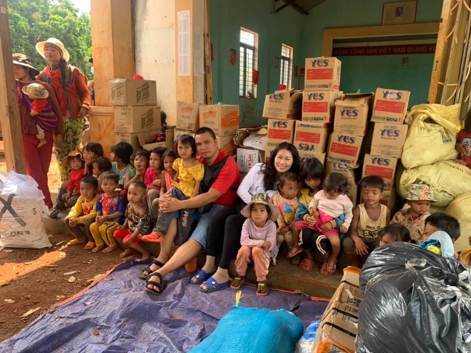 Thạch trọng Giang (ngồi giữa, áo đỏ) và các trẻ em nghèo vùng núi tỉnh Gia Lai chụp lưu niệm trong chuyến hành trình từ thiện tặng quà cho các em 