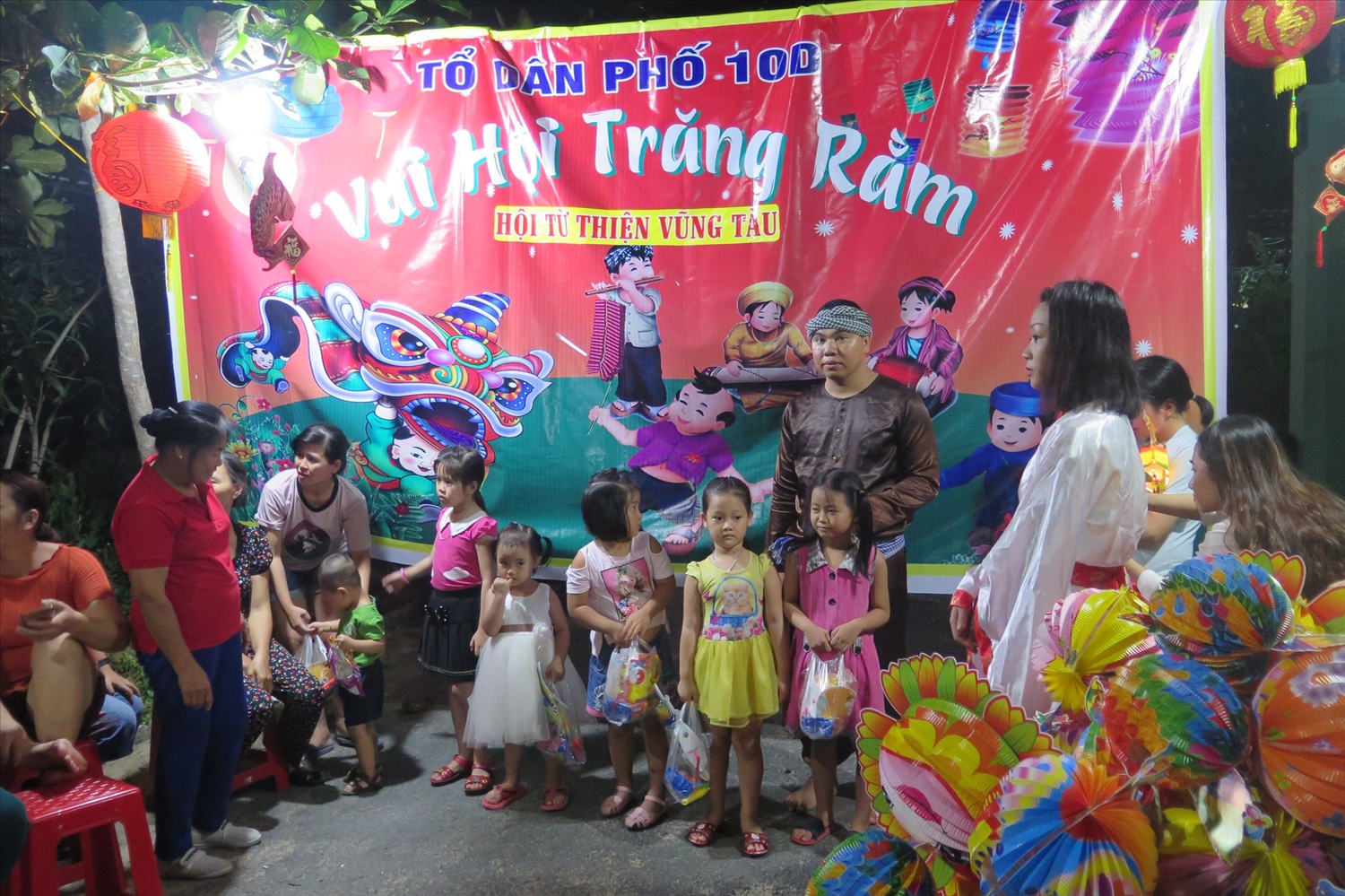 Giang hoá thân thành “Chú Cuội” tổ chức vui chơi trung thu cho trẻ em tại thành phố Vũng Tàu