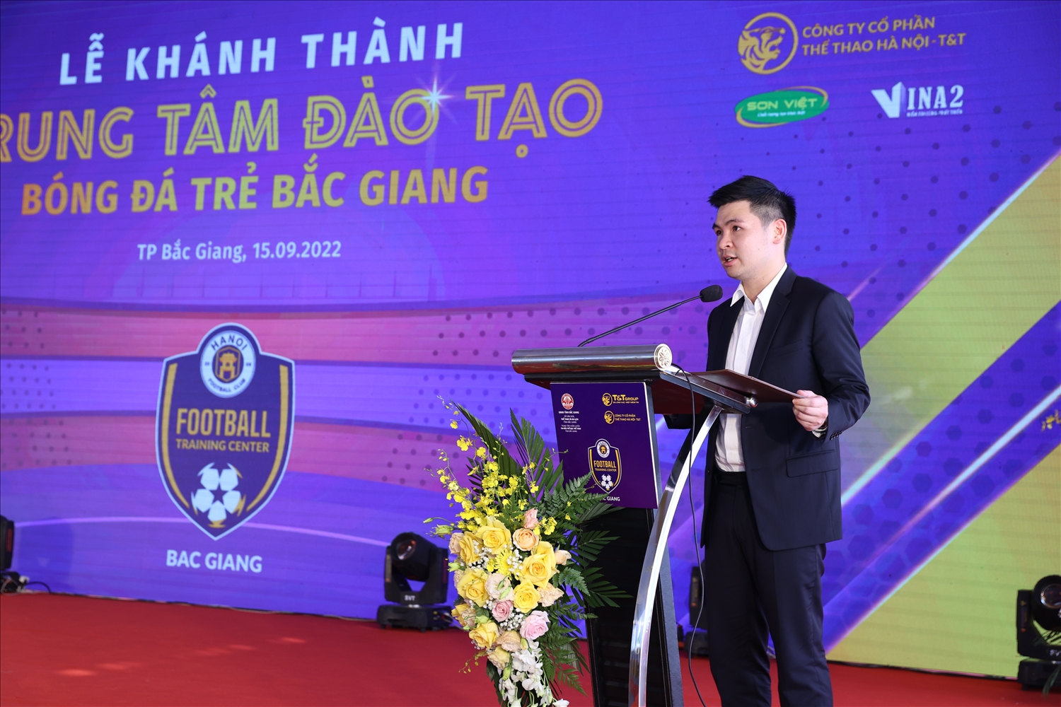 Ông Đỗ Vinh Quang - Phó Chủ tịch HĐQT, Phó Tổng Giám đốc Tập đoàn T&T Group, Chủ tịch CLB bóng đá Hà Nội phát biểu tại Lễ khánh thành Trung tâm Đào tạo bóng đá trẻ Bắc Giang