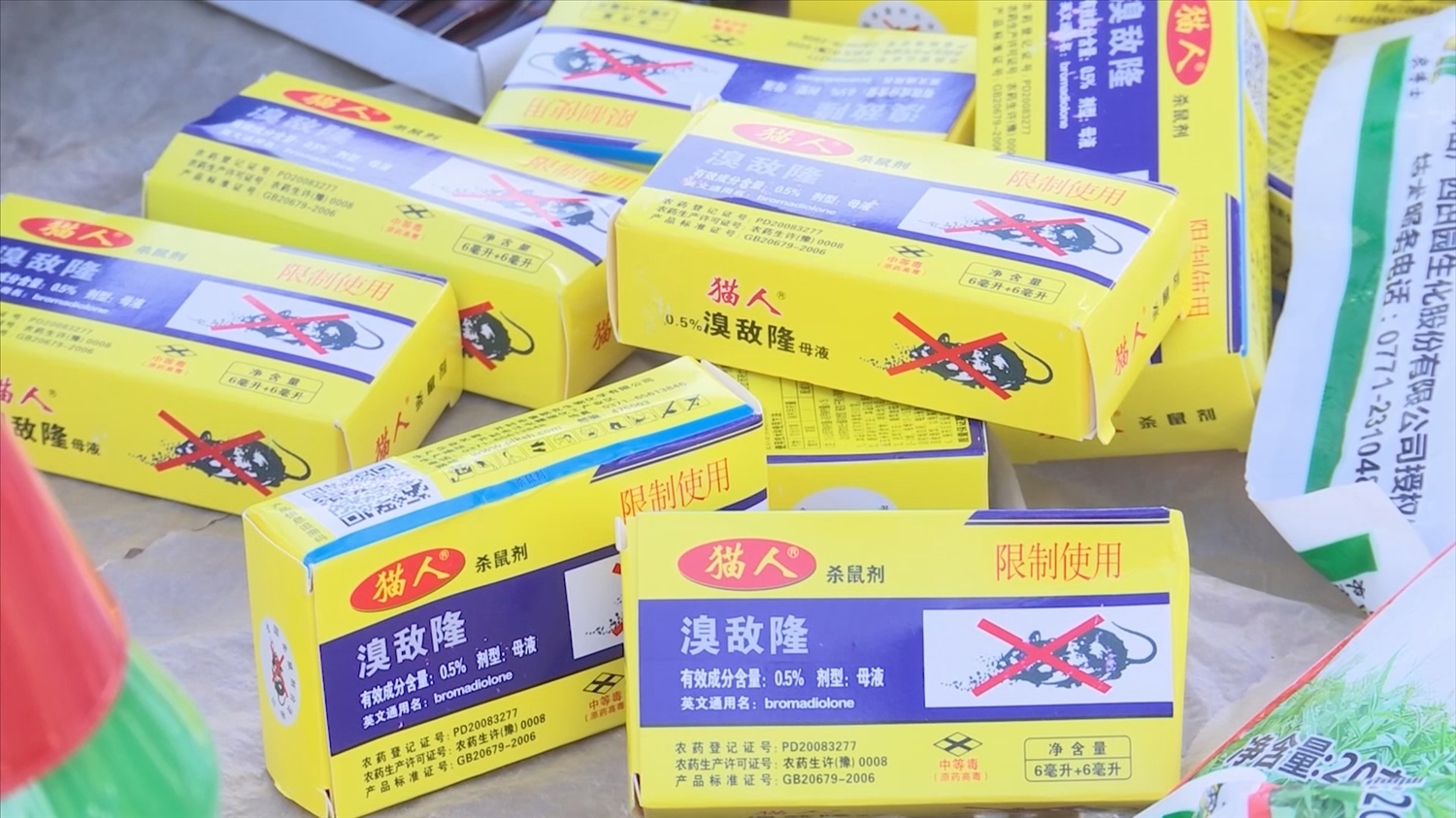 Nhiều loại thuốc BVTV chỉ có chữ Trung Quốc chứ không có chữ tiếng Việt hướng dẫn sử dụng cũng như tác dụng của thuốc