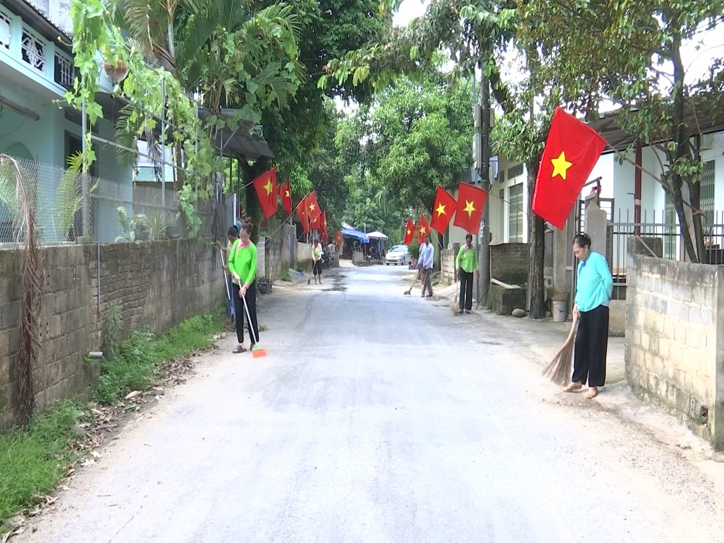 Các tuyến đường liên thôn ở xã Quang Kim rực rỡ cờ đỏ sao vàng trong ngày Tết Độc lập