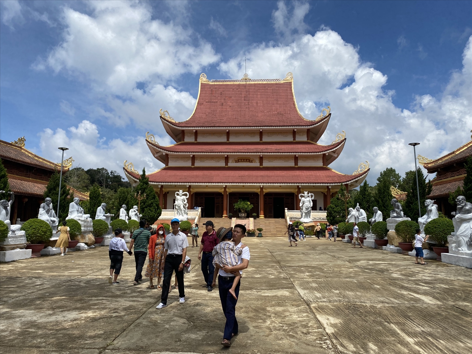 Chùa Khánh Lâm cũng là nơi thu hút khách du lịch khi đến với Măng Đen