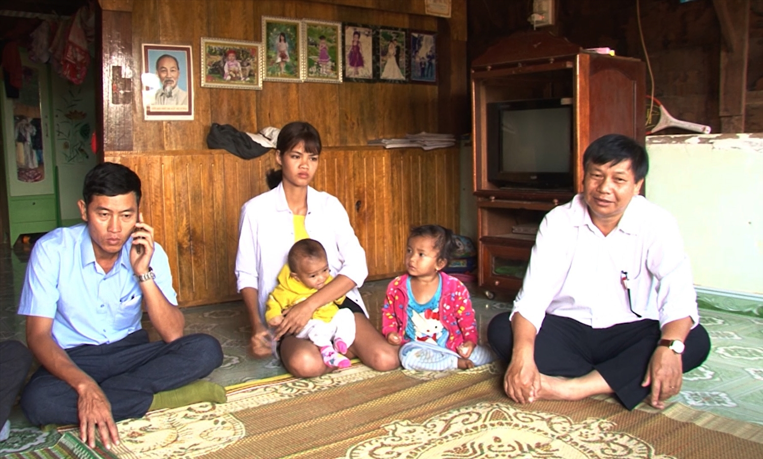 Ban Dân tộc tỉnh Lâm Đồng thăm hỏi các gia đình có trường hợp tảo hôn, hôn nhân cận huyết thống