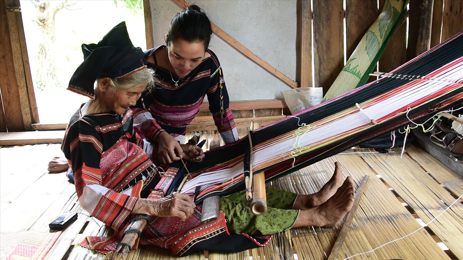 Chị Hồ Thị Viên cùng nghệ nhân lớn tuổi trong làng hoàn thành sản phẩm thổ cẩm độc đáo
