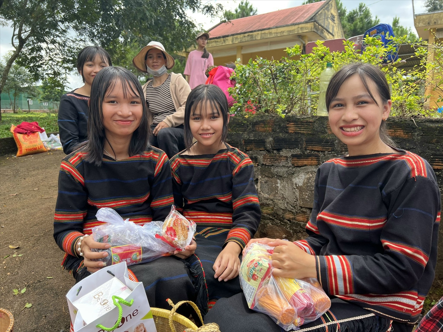 Trẻ em làng Jút, xã Ia Der đón Tết Trung thu vui tươi trong bộ đồ Gia Rai truyền thống