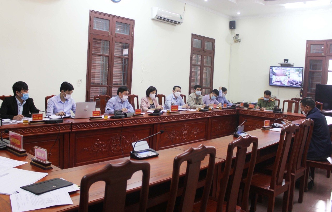 Chủ tịch UBND tỉnh Nguyễn Hương Giang (ngồi thứ tư từ trái qua) tiếp đoàn đông người tại Ban Tiếp công dân tỉnh.