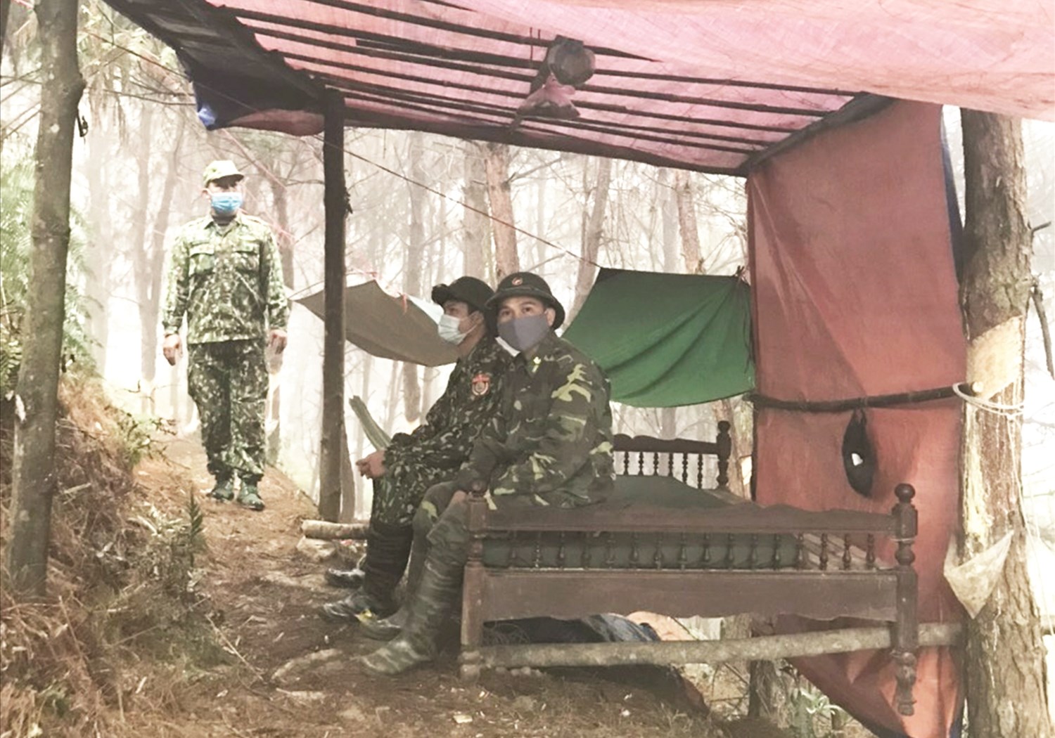 Mặc mưa rét, gió lạnh, mỗi lán trại vẫn thường trực hai chiến sĩ, ngày đêm canh gác không để các đối tượng xuất, nhập cảnh trái phép.