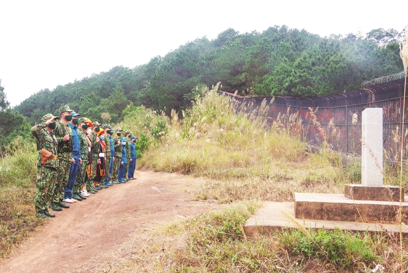 Trong cái rét tê tái của miền biên ải, những chiến sĩ Đồn Biên phòng cửa khẩu Chi Ma cùng người dân vẫ tham gia tuần tra, bảo vệ đường biên giới.