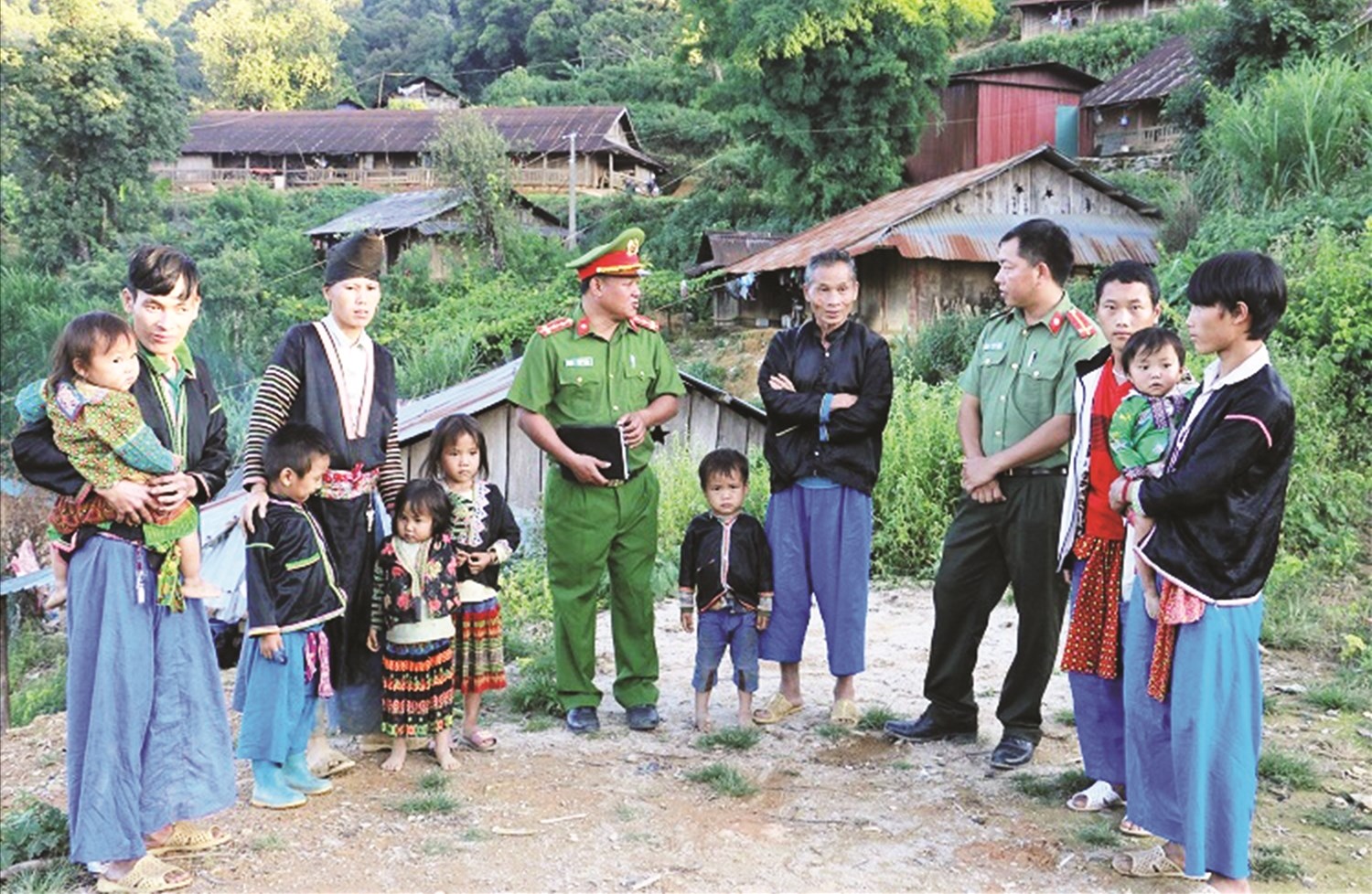 Cán bộ Công an tỉnh Lai Châu tuyên truyền, vận động Người có uy tín tham gia phòng chống ma túy tại các xóm bản.