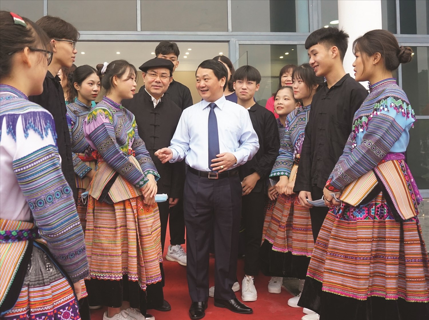 Bộ trưởng, Chủ nhiệm Hầu A Lềnh ân cần thăm hỏi động viên các em học sinh Trường Phổ thông Dân tộc Nội trú tỉnh Lào Cai. (Ảnh Minh Thu)
