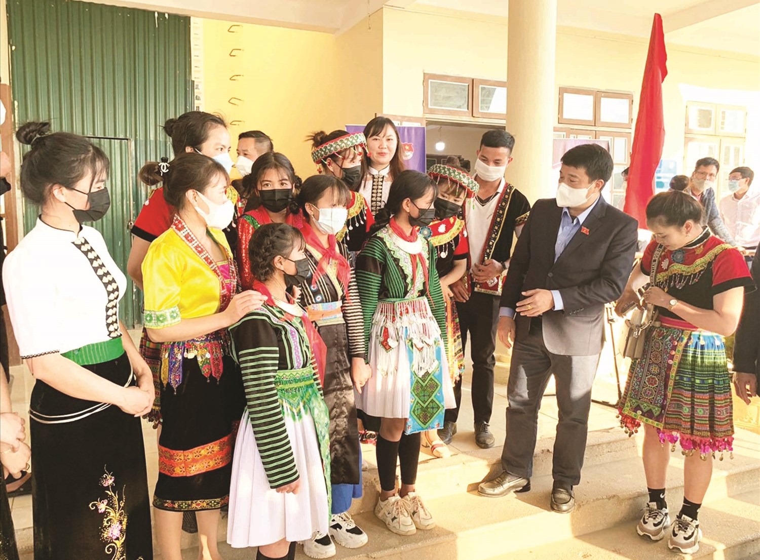 Chủ tịch Hội đồng Dân tộc Quốc hội Y Thanh Hà Niê Kđăm thăm hỏi, động viên, tặng quà các em học sinh Trường PTDTBT THCS xã Chiềng Công, huyện Mường La, tỉnh Sơn La nhân dịp Năm mới 2022 (tháng 1/2022).