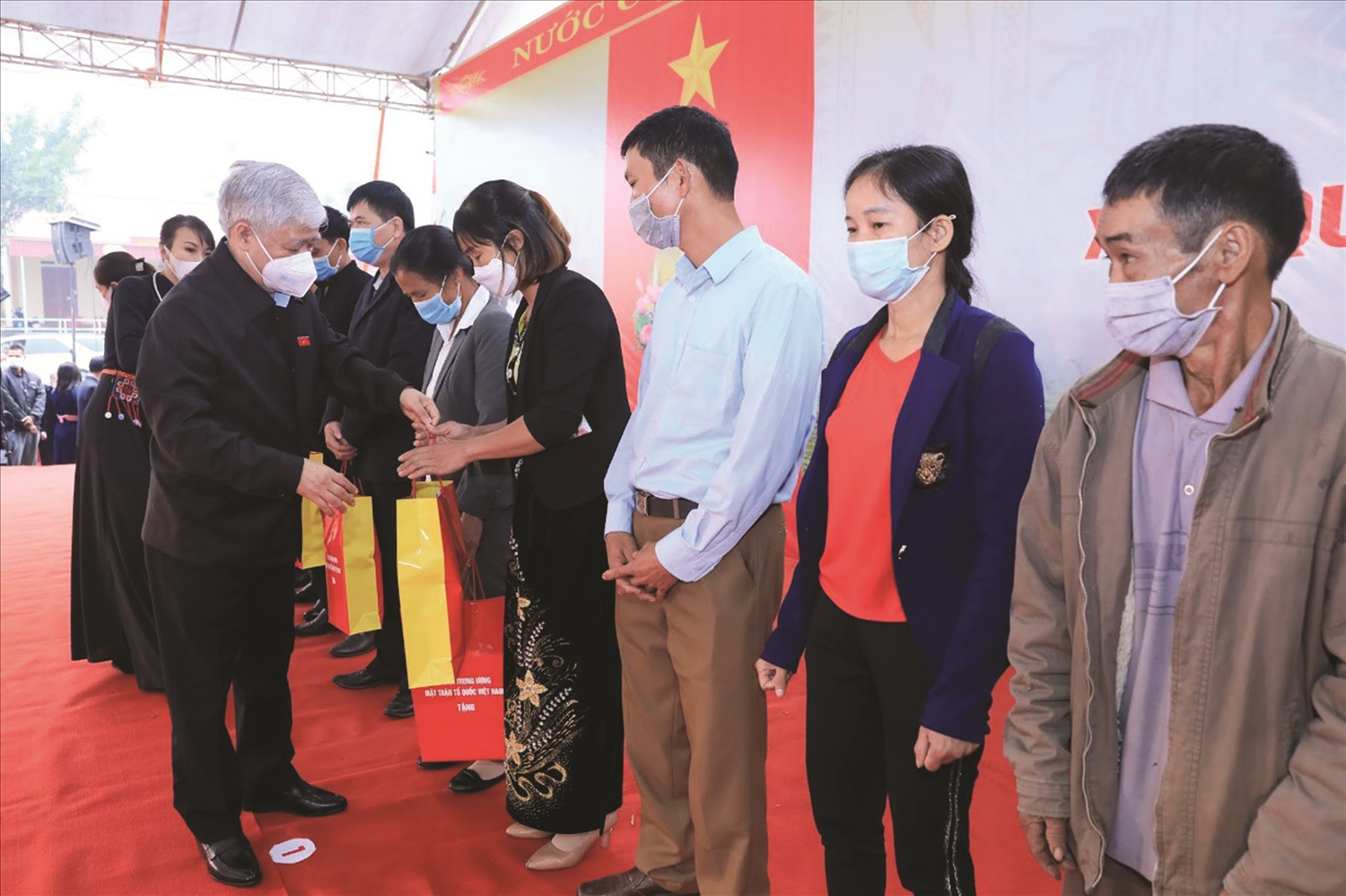 Chủ tịch Ủy ban Trung ương MTTQVN Đỗ Văn Chiến trao quà cho người dân tại xóm Quyết Tâm, xã Trung Lương, huyện Định Hoá, tỉnh Thái Nguyên nhân ngày Hội Đại đoàn kết năm 2021.