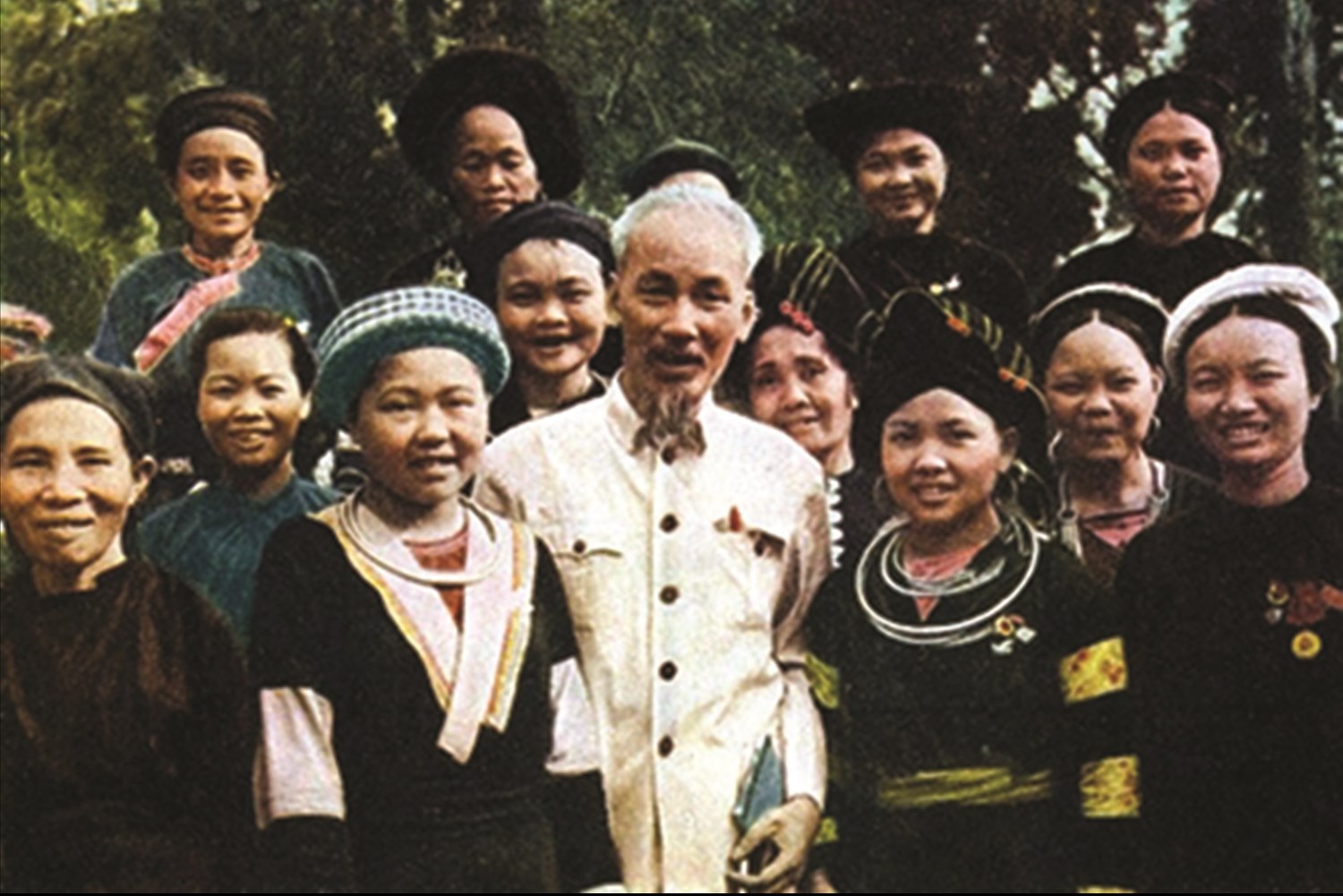 Sinh thời, Chủ tịch Hồ Chí Minh luôn quan tâm, chăm lo đến sự nghiệp đào tạo, bồi dưỡng cán bộ người DTTS.
