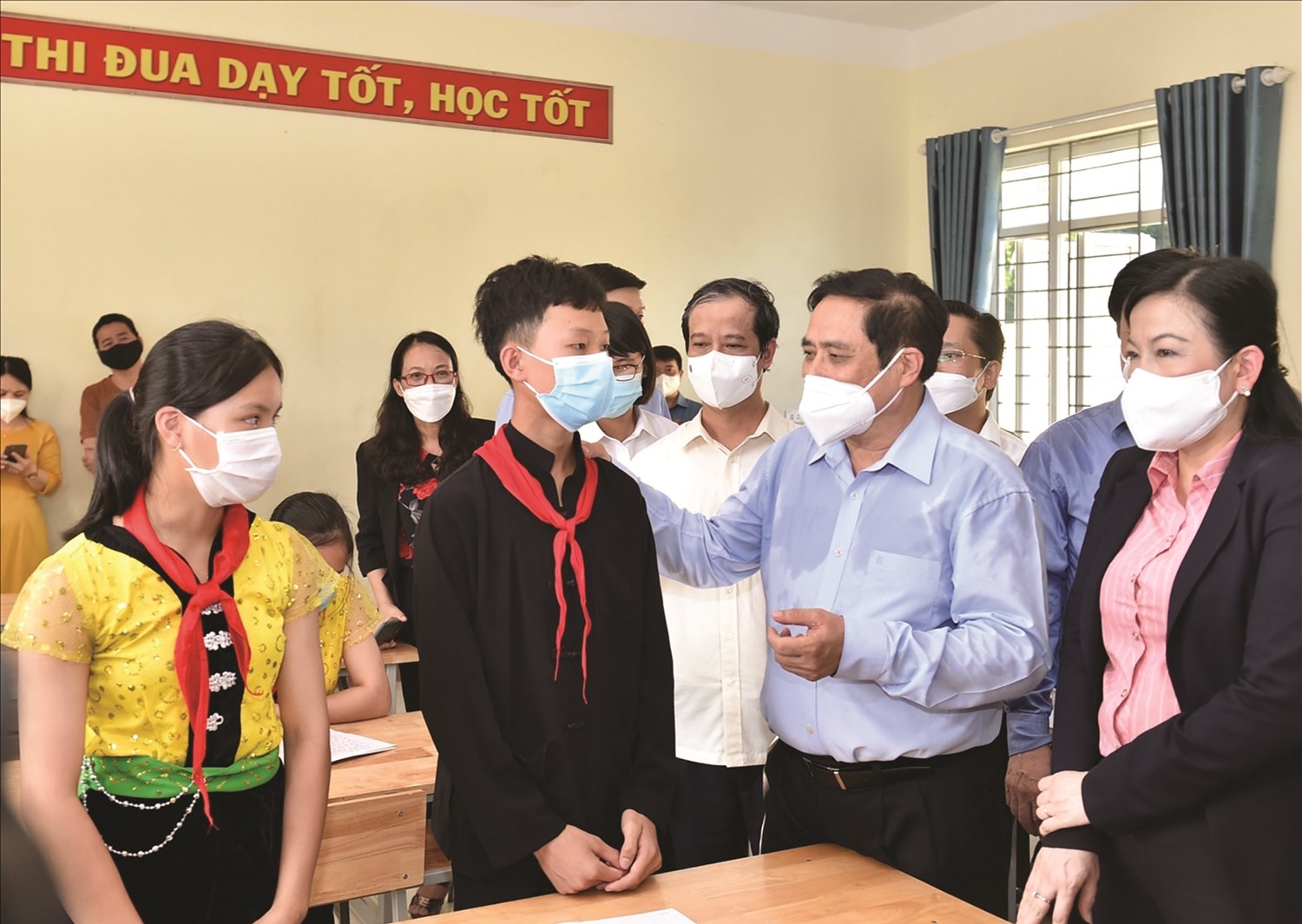 Thủ tướng Chính phủ Phạm Minh Chính thăm hỏi, động viên các học sinh tại Trường Phổ thông Dân tộc nội trú THCS Định Hoá, Thái Nguyên, ngày 3/9/2021.