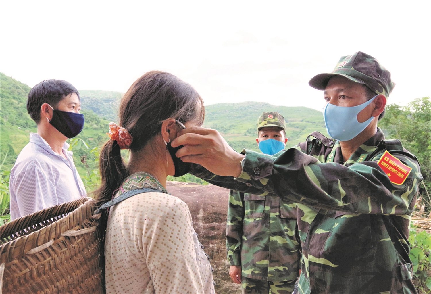 Bộ đội Biên phòng tỉnh Điện Biên phát khẩu trang miễn phí và hướng dẫn cách sử dụng cho đồng bào đi nương tại khu vực mốc 36, xã Na Cô Sa, huyện Nậm Pồ.