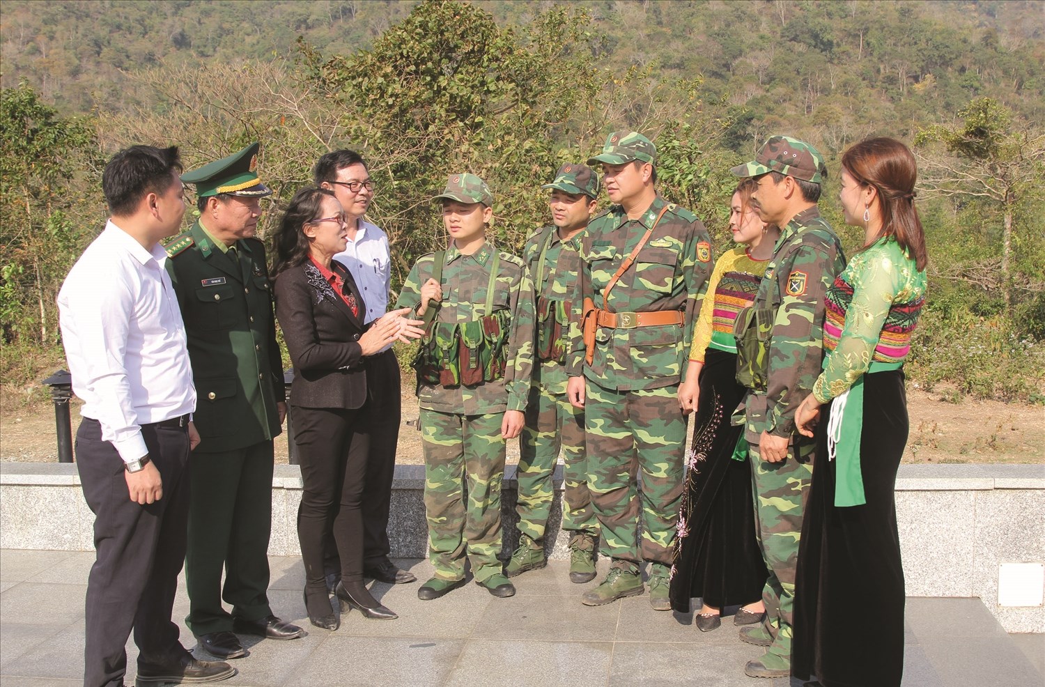 Thứ trưởng, Phó Chủ nhiệm Hoàng Thị Hạnh trò chuyện với cán bộ, chiến sĩ Đồn BP Cửa khẩu Tén Tằn và Nhân dân huyện Mường Lát (Thanh Hóa).