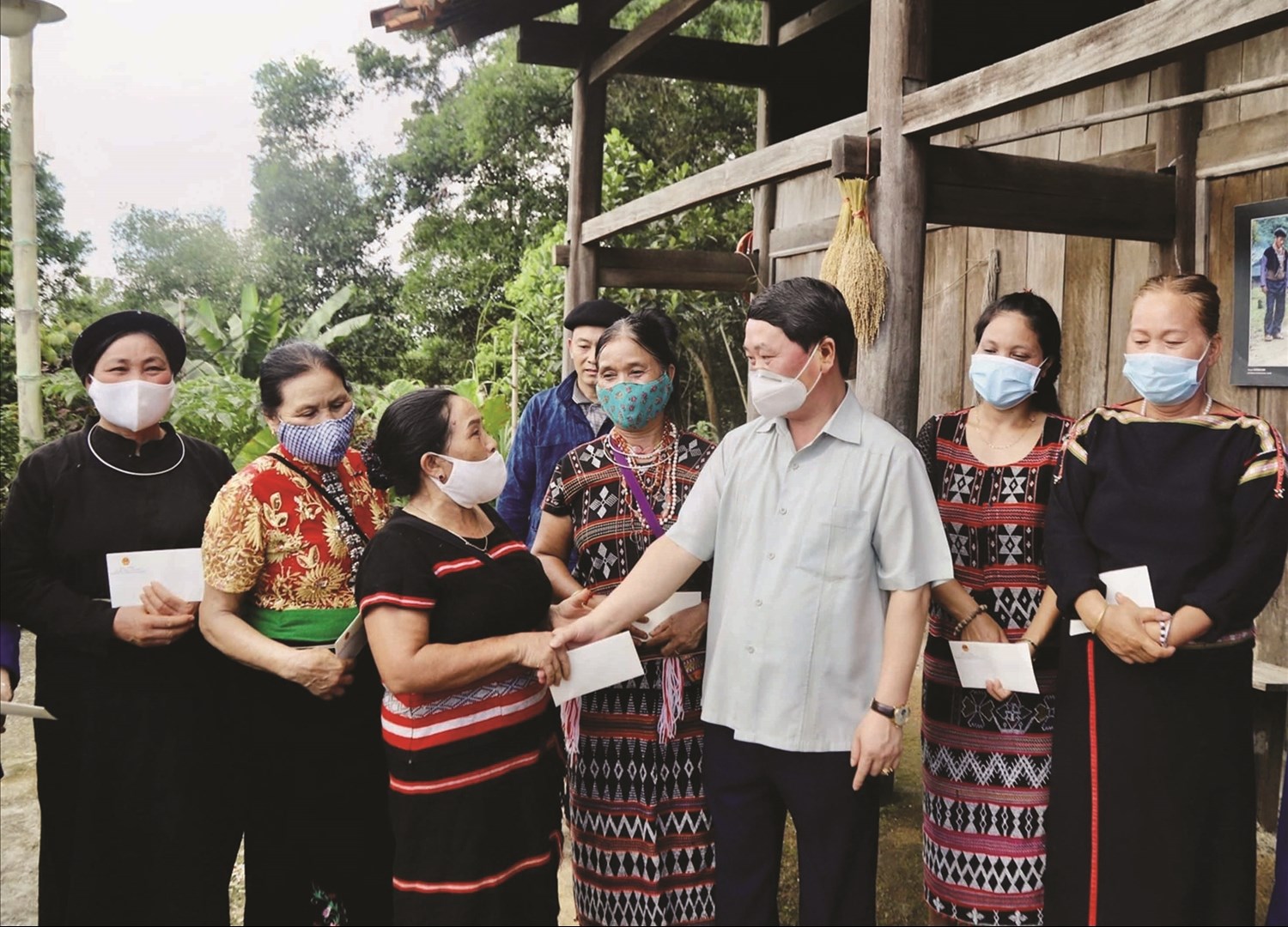 Bộ trưởng, Chủ nhiệm Uỷ ban Dân tộc thăm hỏi, tặng quà bà con các DTTS sinh sống tại Làng Văn hoá các dân tộc Việt Nam. (Ảnh Minh Thu)
