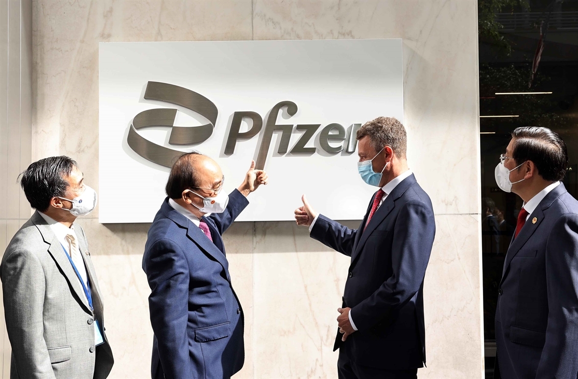 Chủ tịch nước Nguyễn Xuân Phúc thăm và làm việc tại Công ty Pfizer (năm 2021).