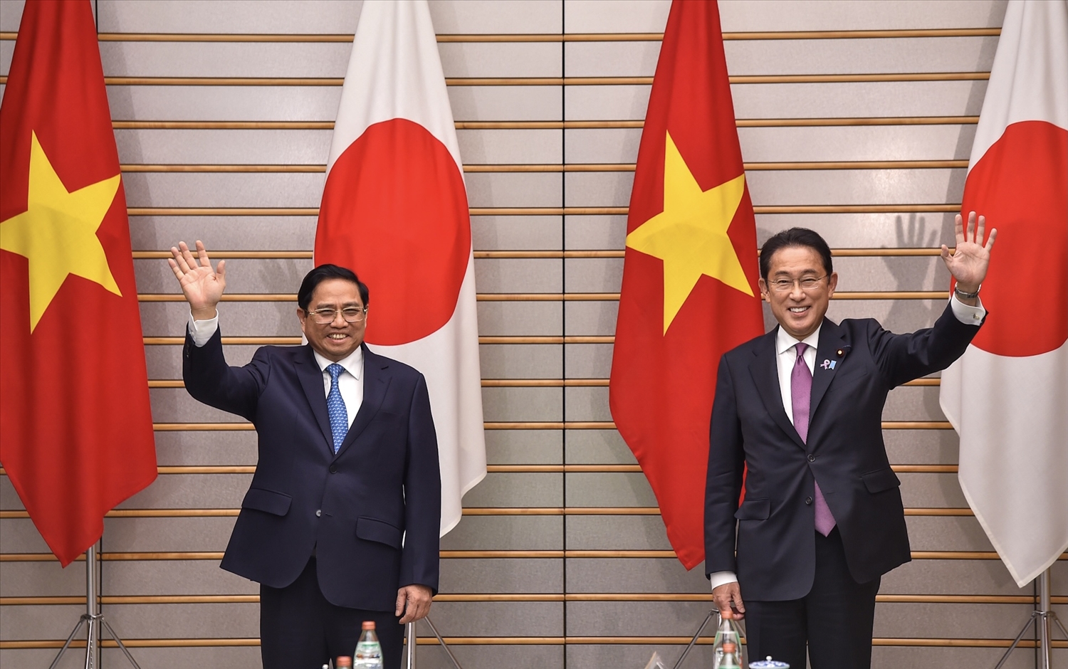 Thủ tướng Phạm Minh Chính và Thủ tướng Nhật Bản Kishida Fumio tại Hội đàm cấp cao Việt Nam-Nhật Bản, ngày 24/11/2021. Thủ tướng Nhật Bản thông báo Chính phủ Nhật Bản sẽ hỗ trợ thêm 1,5 triệu liều vắc xin phòng Covid-19 cho Chính phủ Việt Nam.
