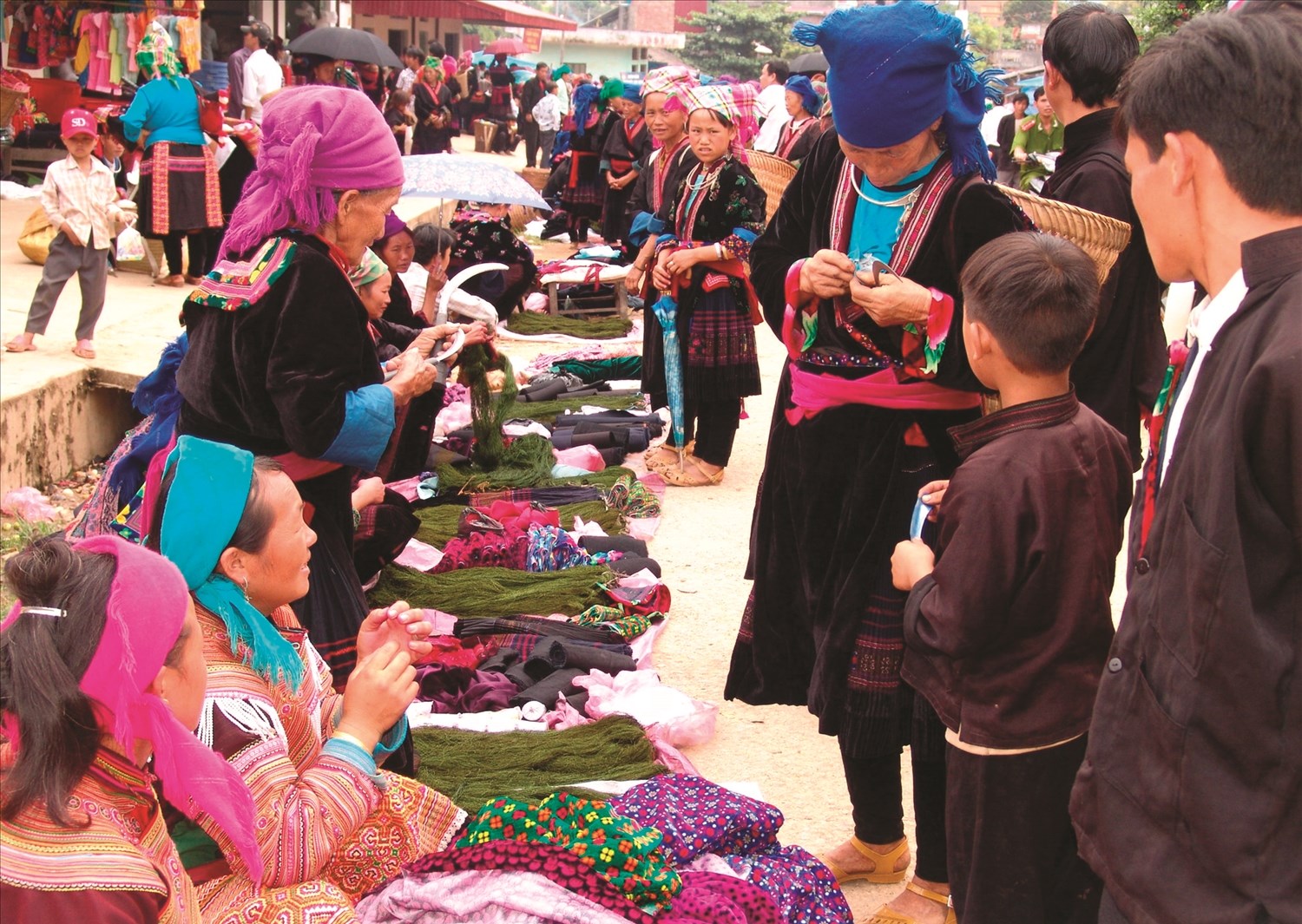 Sản phẩm của tổ thêu thổ cẩm bản Tà Là Cáo tại chợ Tả Sìn Thàng (huyện Tủa Chùa, tỉnh Điện Biên)