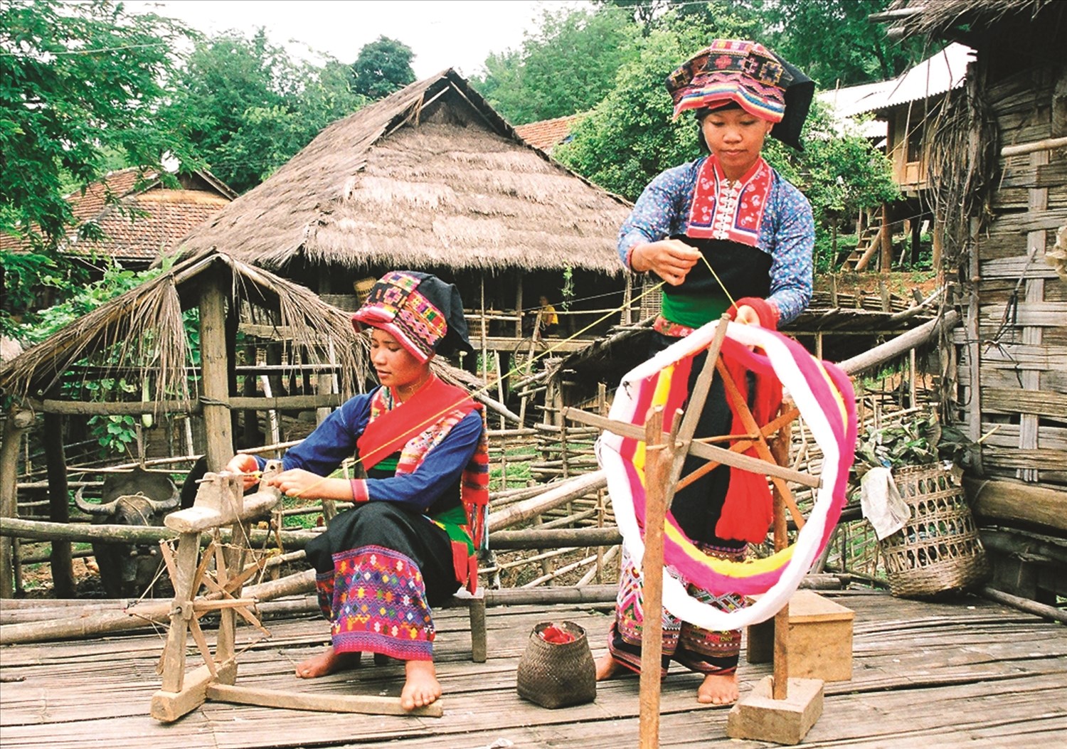 Nhiều phụ nữ dân tộc Lào (huyện Điện Biên Đông, tỉnh Điện Biên) tự tay dệt thổ cẩm phục vụ ho nhu cầu tiêu dùng của gia đình