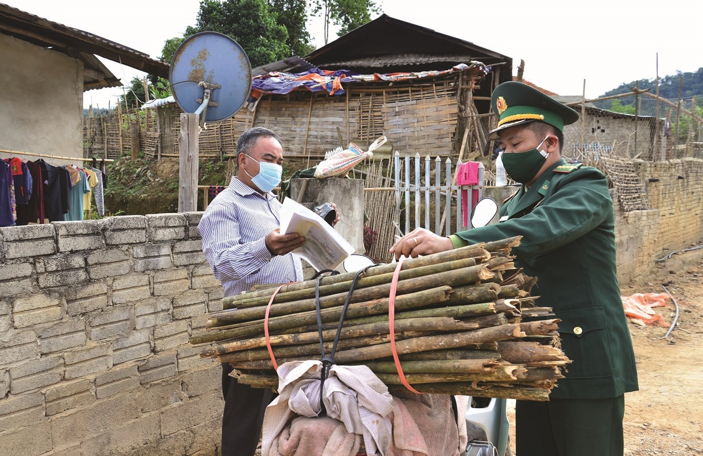 Cán bộ Trạm Kiểm soát Biên phòng Pa Thơm kiêm cầu nối đưa thư giúp người dân 2 nước trao đổi thông tin trong tình hình bị hạn chế xuất, nhập cảnh