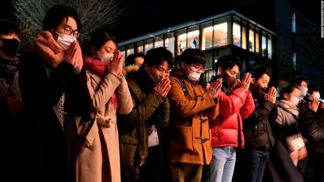 Tại Tokyo, Nhật Bản, người dân đến thăm đền Kanda Myojin để cầu nguyện vào ngày đầu tiên của năm mới. Ảnh: CNN