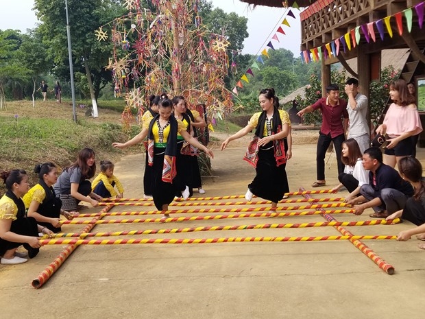 Đồng bào dân tộc Thái tham gia điệu múa nhảy sạp với du khách. Ảnh: Hoàng Tâm