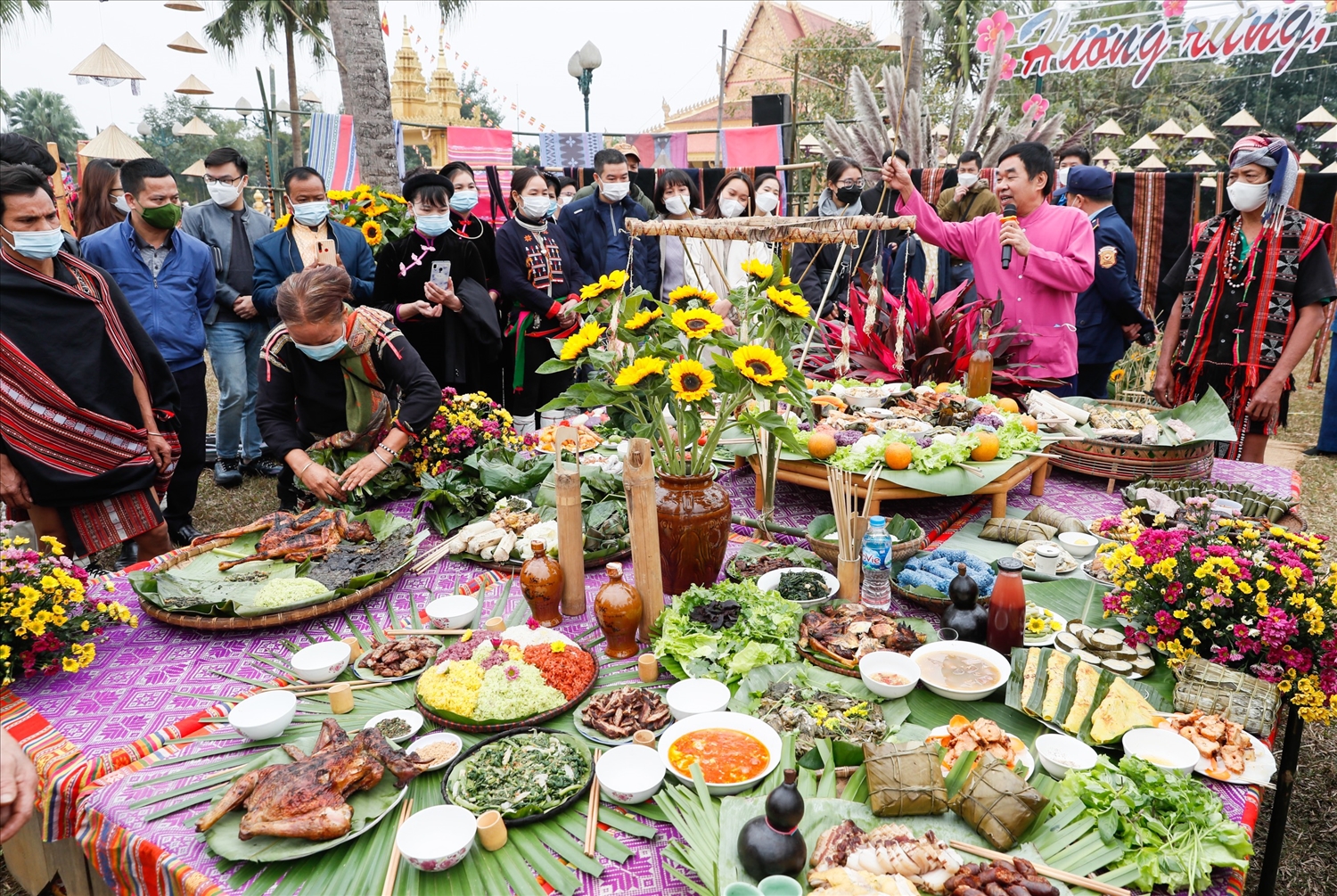 Mâm cơm sum họp đầu năm gồm các món ăn đặc trưng của 13 cộng đồng dân tộc đang sinh sống tại “Ngôi nhà chung" - Ảnh : Phú Lê - Q. Vinh