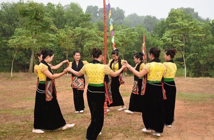 Múa xòe, điệu múa phổ biến trong cộng đồng người Thái (Ảnh tư liệu)