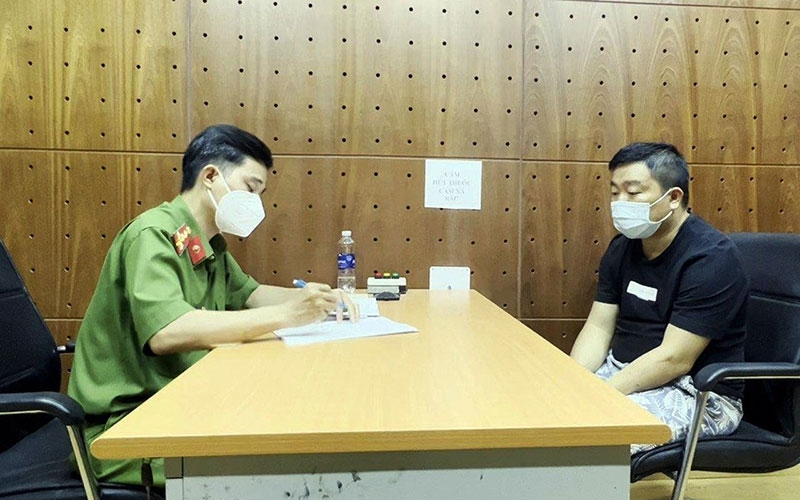 胡志明市警方调查警察局的对象 Tran Minh Tuan（右）。 照片：LE NGOC