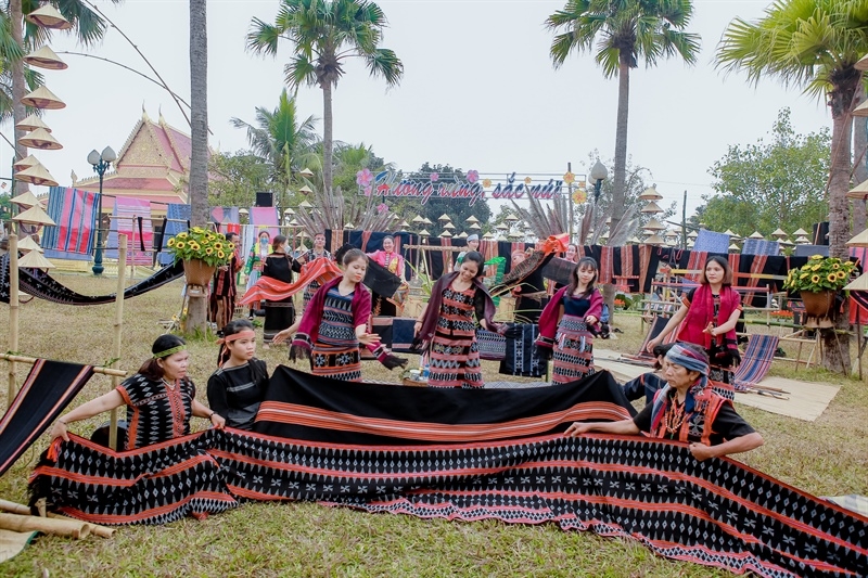 Những tấm Dzèng truyền thống của dân tộc Tà Ôi được giới thiệu tại Làng Văn hóa - Du lịch các dân tộc Việt Nam