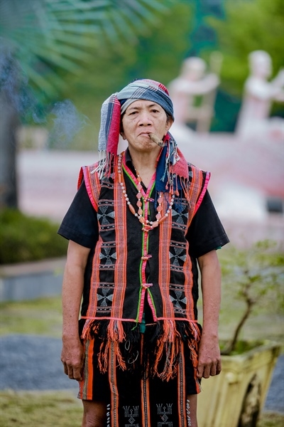 Trang phục của già làng người Tà Ôi