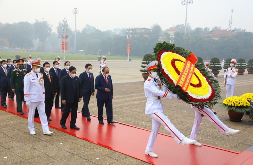 Các đồng chí lãnh đạo Đảng, Nhà nước và các đại biểu Quốc hội vào Lăng viếng Chủ tịch Hồ Chí Minh