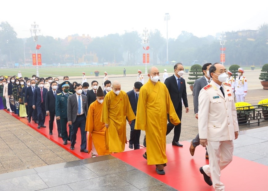 Các đại biểu Quốc hội vào viếng Lăng Chủ tịch Hồ Chí Minh