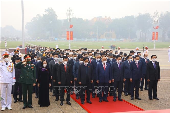 Các đồng chí lãnh đạo Đảng, Nhà nước và các đại biểu Quốc hội tưởng niệm Chủ tịch Hồ Chí Minh