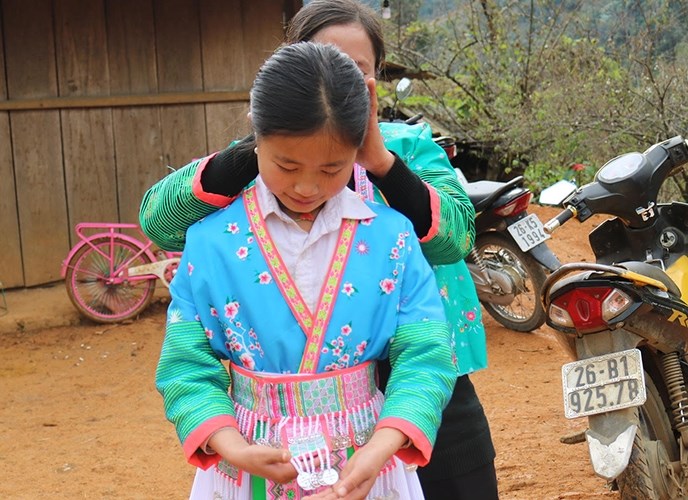 Các thiếu nữ Mông chuẩn bị trang phục đi chơi Tết