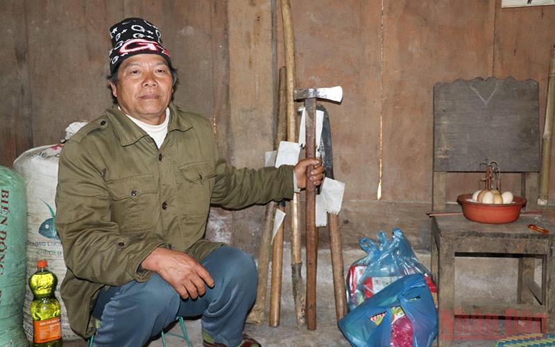 Người Mông sẽ dán giấy vào công cụ lao động để dưới bàn thờ để công cụ được nghỉ ngơi ngày Tết.