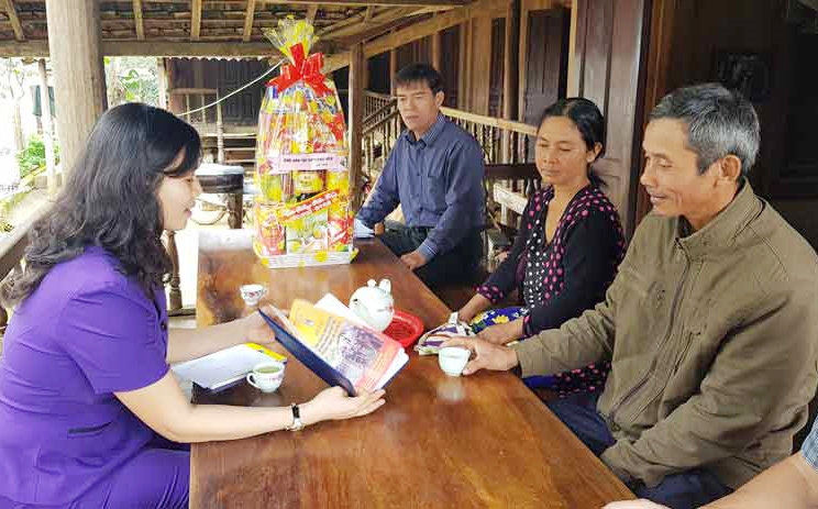  Lãnh đạo Ban Dân tộc tỉnh Phú Yên thăm, tặng quà Người có uy tín tại huyện Sông Hinh