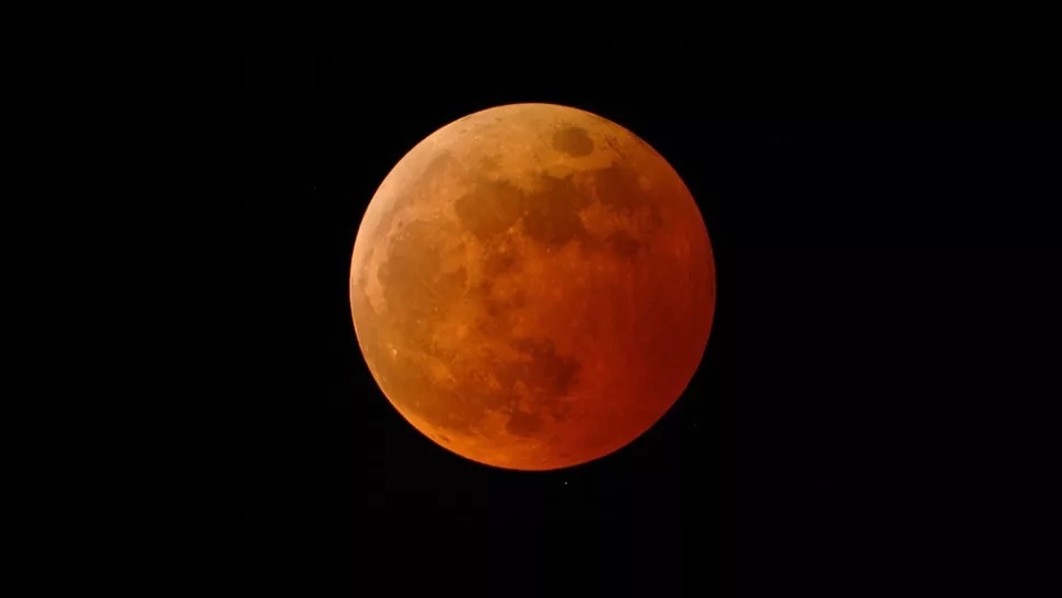 Trong nguyệt thực toàn phần, mặt trăng dường như chuyển sang màu đỏ khi đi qua bóng của Trái đất. Ảnh: NASA.